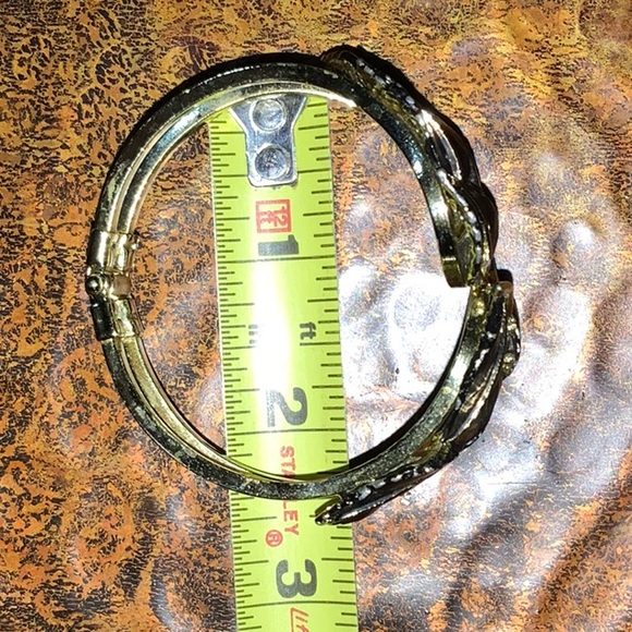 Clamper Style Leaf Motif Bracelet - Picture 13 of 16